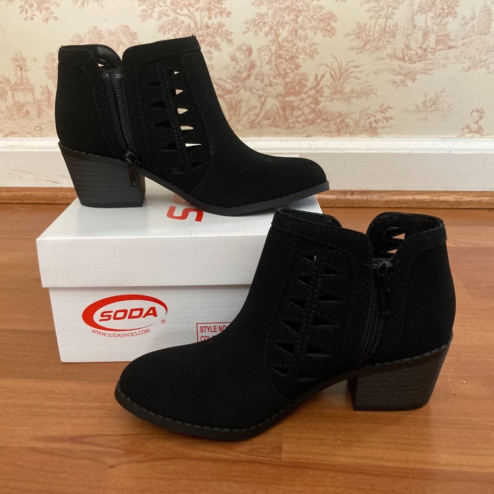 Girls triangle cut out chunky heel boot